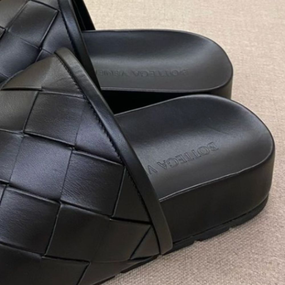 【海外正規品】Bottega Veneta ミュールプレートパーク レザー BOTTEGA VENETA Atomic パテントレザー ミュール | NET-A-PORTER