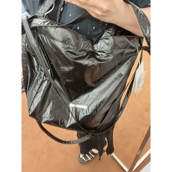 【MATIN KIM】GLOSSY TWO WAY BIG BAG★送料・関税込 MATIN KIM】GLOSSY TWO WAY BIG BAG☆送料・関税込 (Matin Kim