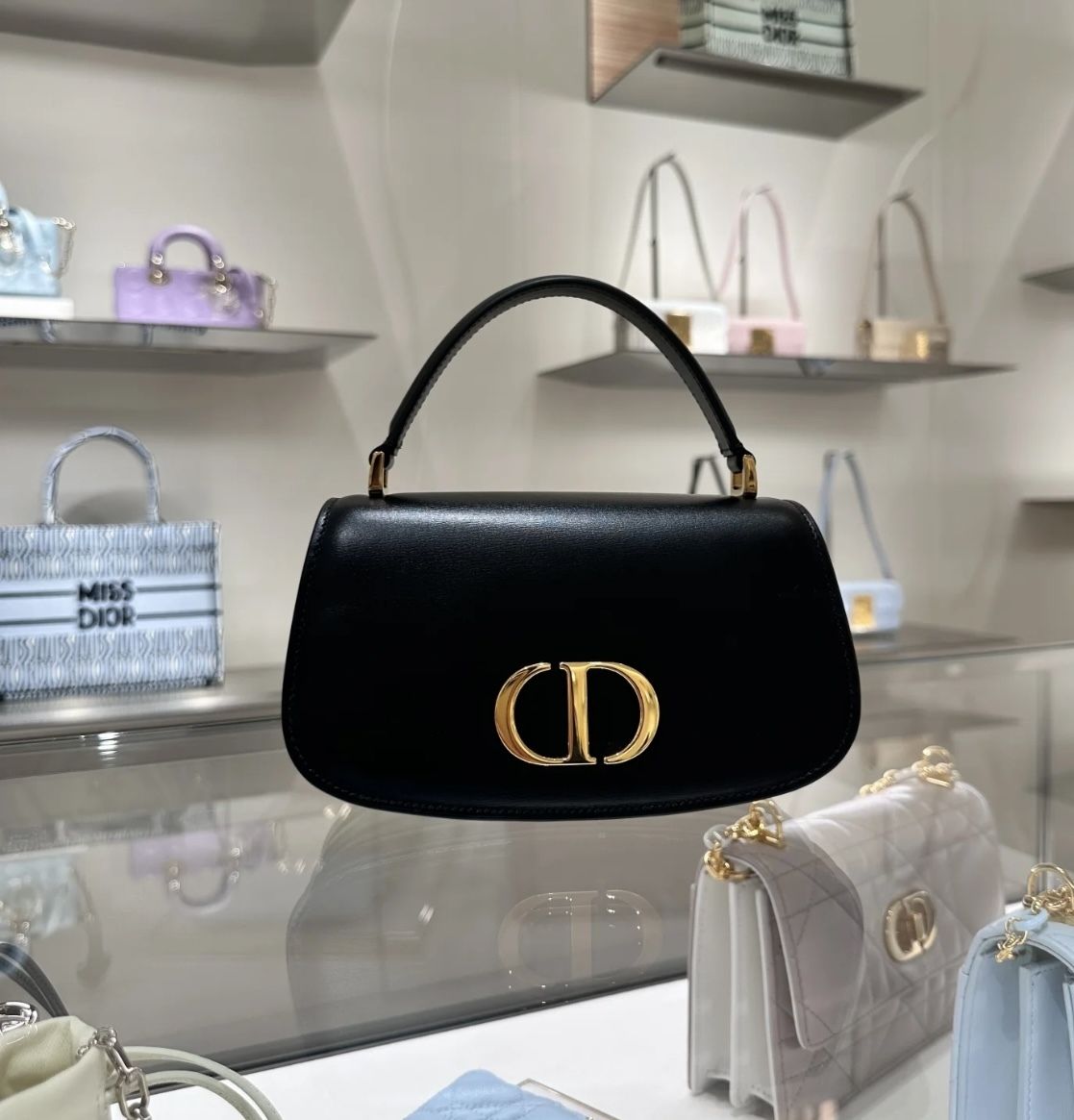 【エレガント】DIOR 30 Montaigne Avenue トップハンドルバッグ エレガント】DIOR 30 Montaigne Avenue トップハンドルバッグ