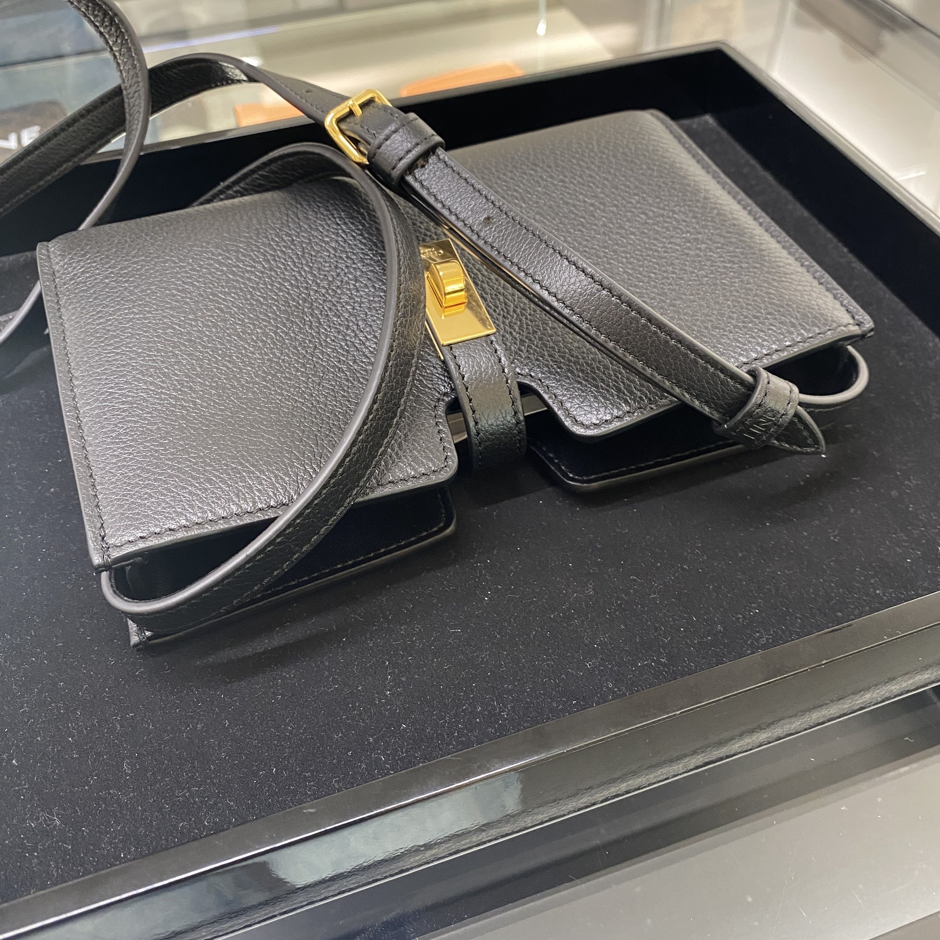 【持ち歩く楽しさ♡】CELINE ストラップ ポシェット 16 CELINE☆ストラップ ポシェット 16（セーズ）サプルカーフBLK