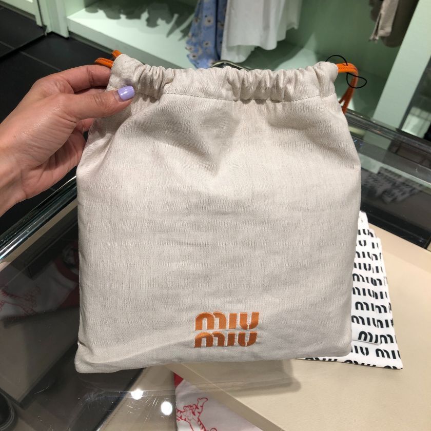 6万取引突破☆UPS速達便利用！【MIUMIU】5NG009 2F7Z_ポーチ