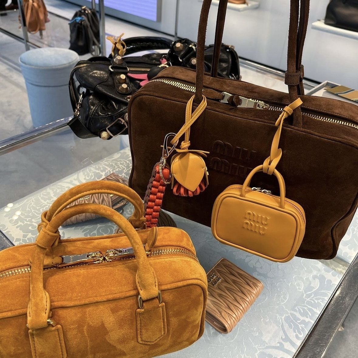 miumiu エンボス加工 ロゴ入り スエード ボー バッグ (MiuMiu