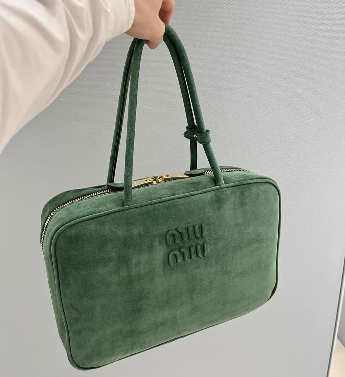 miumiu エンボス加工 ロゴ入り スエード ボー バッグ (MiuMiu