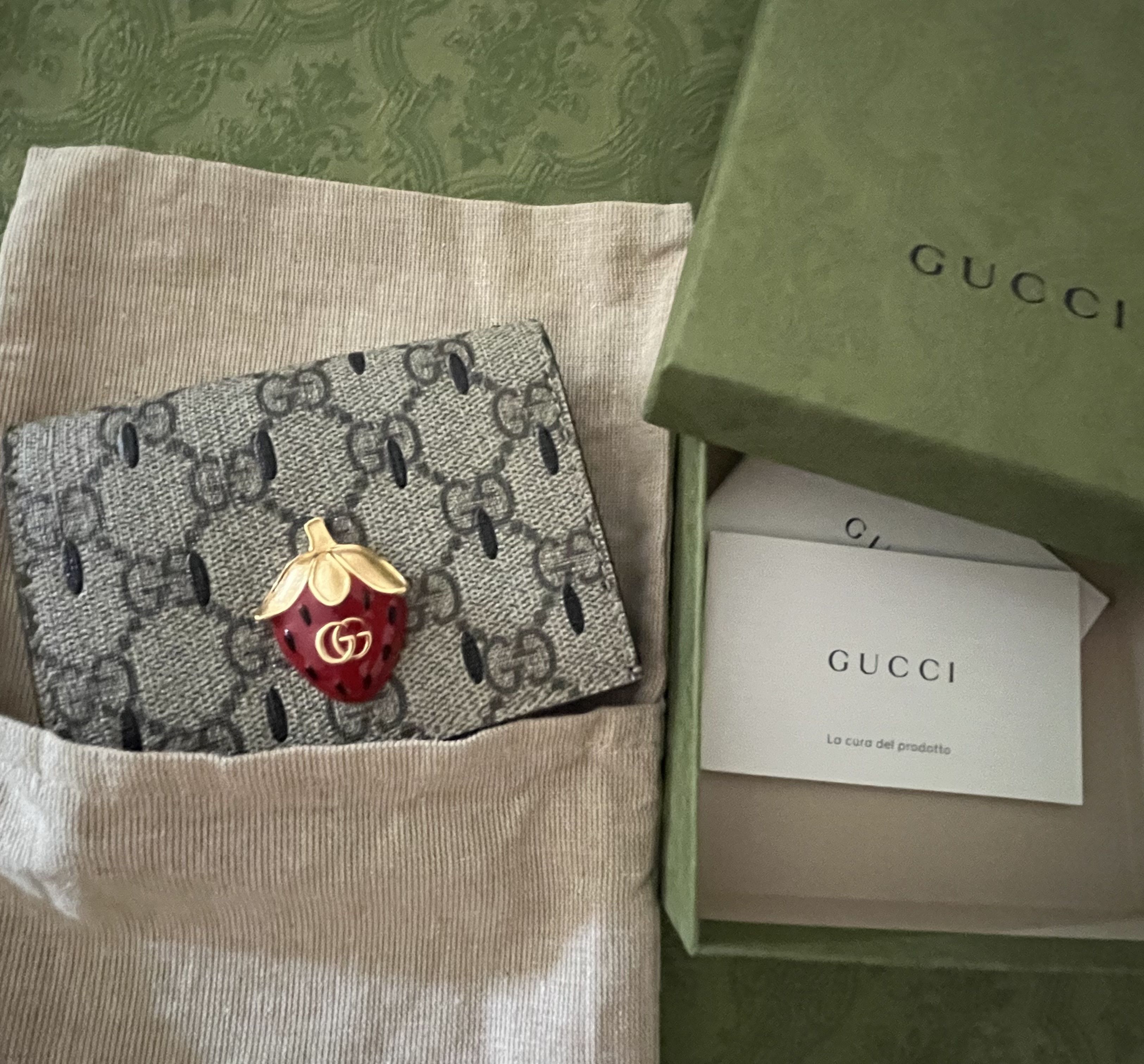 GUCCI】STRAWBERRY GGスプリーム ☆コンパクト２つ折り財布 (GUCCI/折りたたみ財布) 109445682【BUYMA】