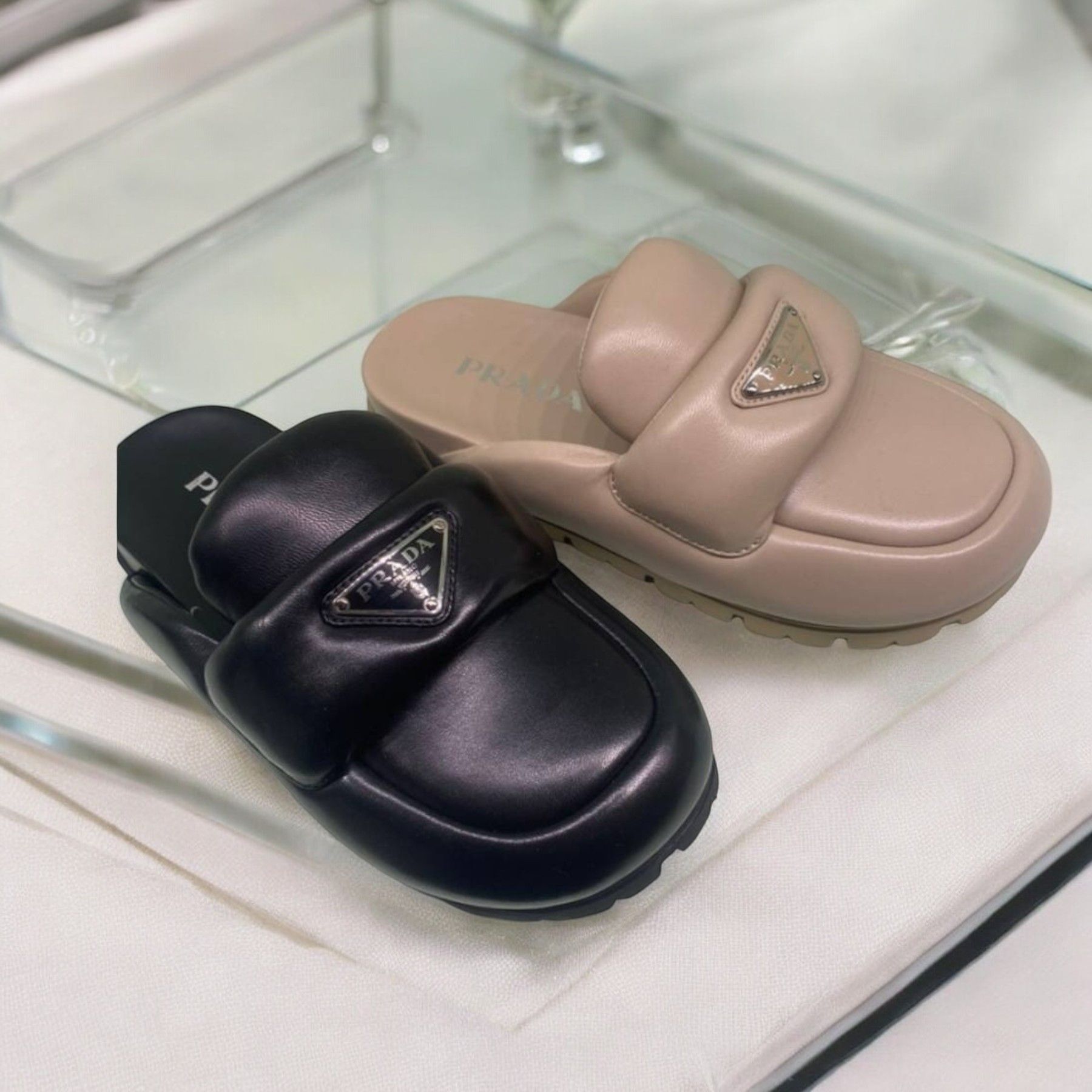 【楽ギフ_のし宛書】 PRADA》padding ナッパレザー サボ (PRADA/サンダル・ミュール 靴