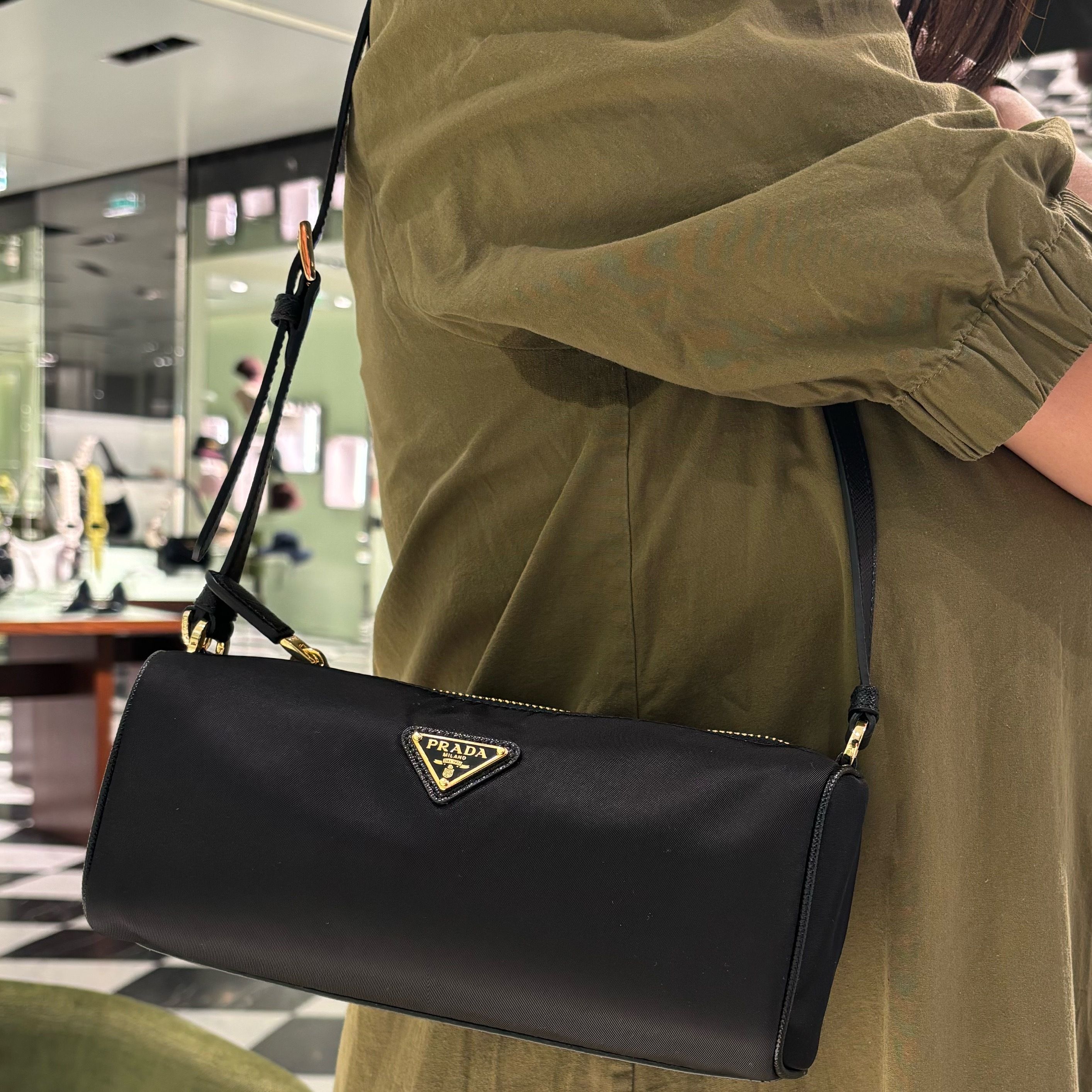 ♦PRADA♦Re-Nylon ポーチ☆正規品・安全発送☆ Black Re-nylon Pouch | PRADA