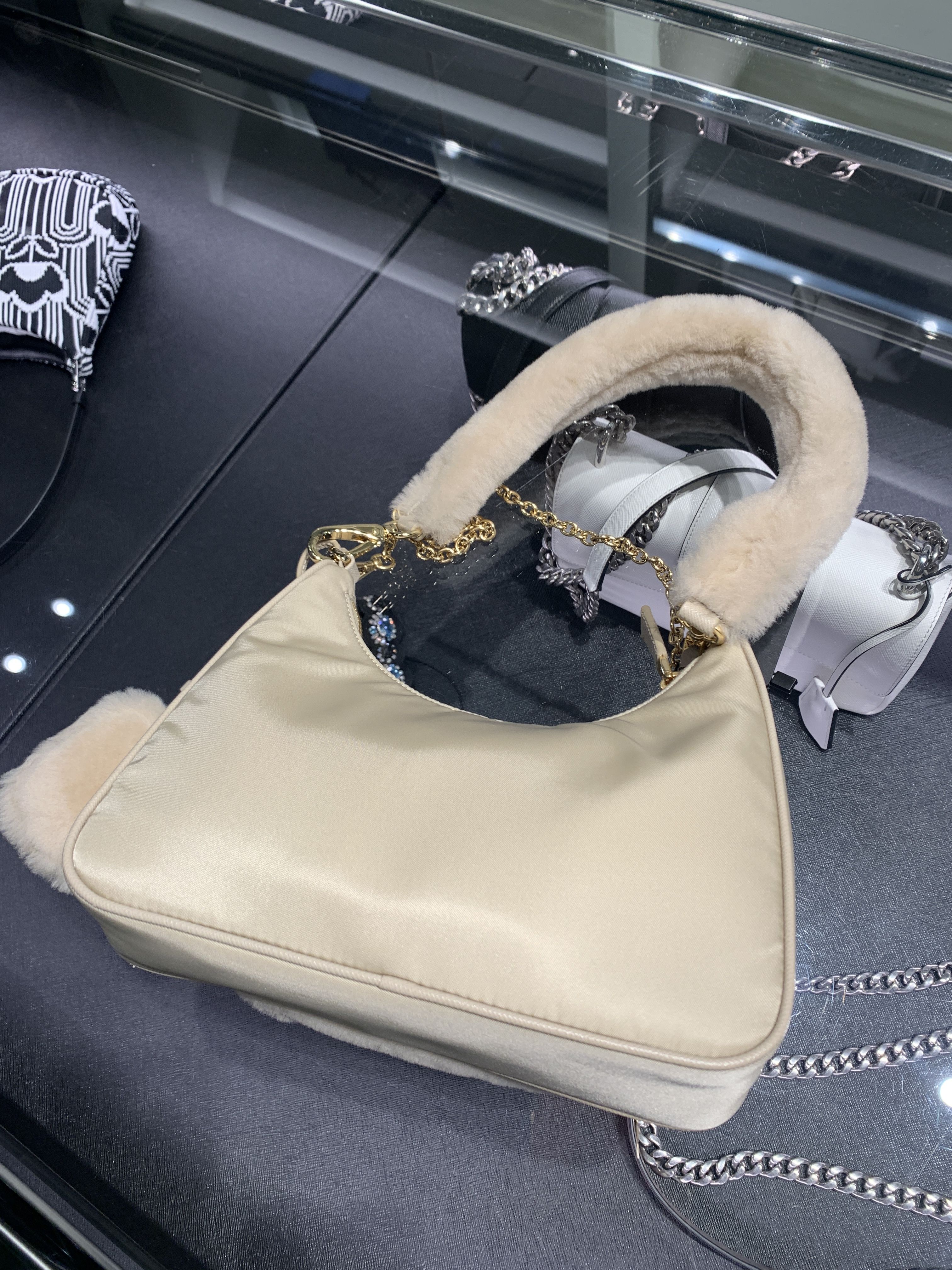 PRADA ふわふわもこもこショルダーバッグ 定番三角ロゴ 1BC198