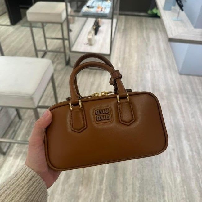 【関税・送料込】MiuMiu アルカディ ミニバッグ ブラック 新作 ブラック アルカディ マテラッセレザー ミニバッグ | Miu Miu