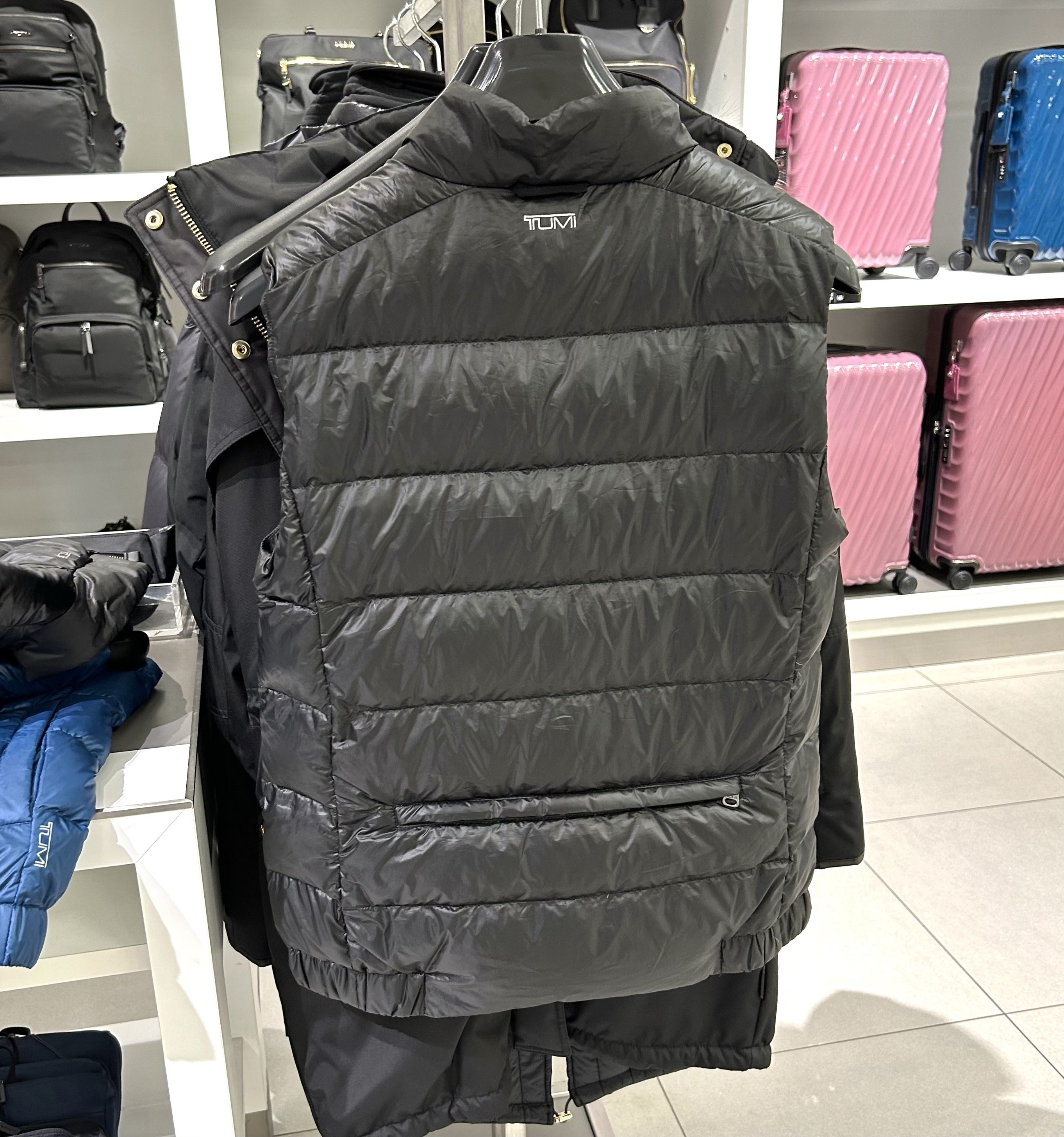 即発 ロゴ TUMIPAX コンパクトダウンベスト TUMI (TUMI/ダウン