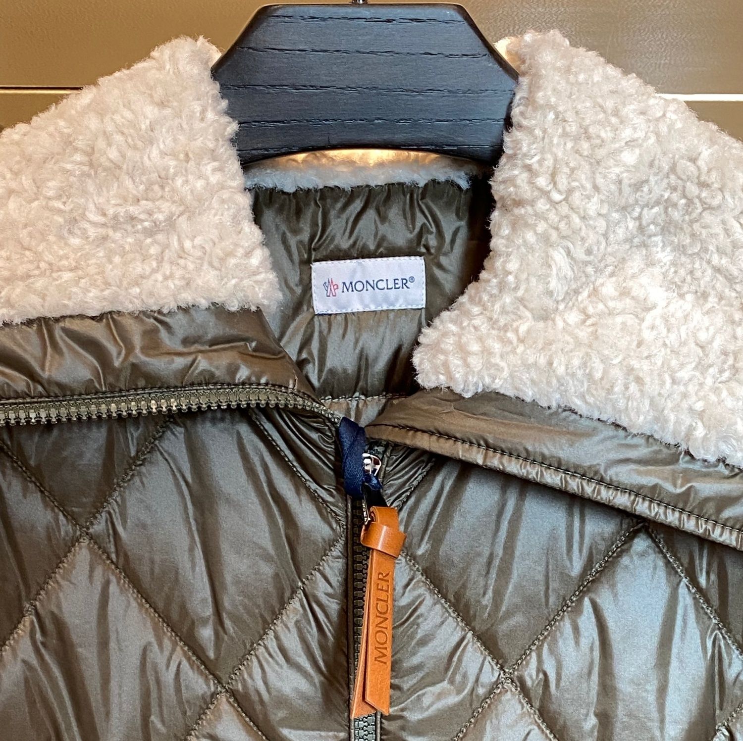 関税込☆MONCLER☆フェイクファー付ダウンケープ♪カーキ (MONCLER/ダウンジャケット・コート) 111056214【BUYMA】