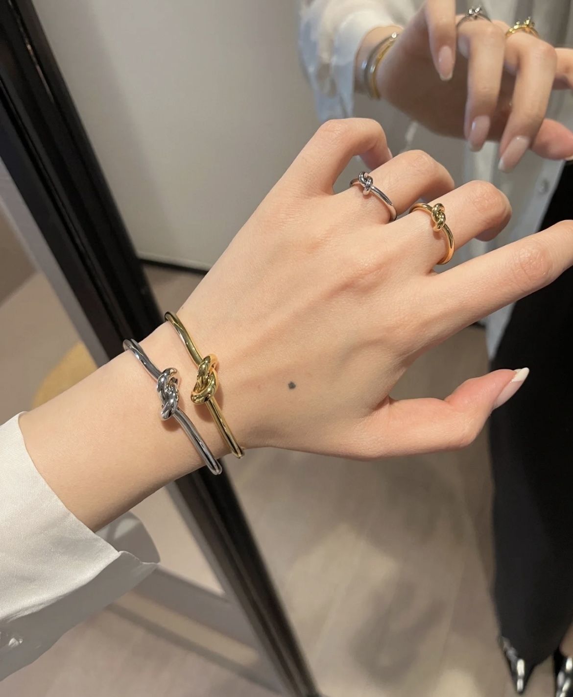 シーンを選ばずつけられるシンプルデザインCELINE ノット リング