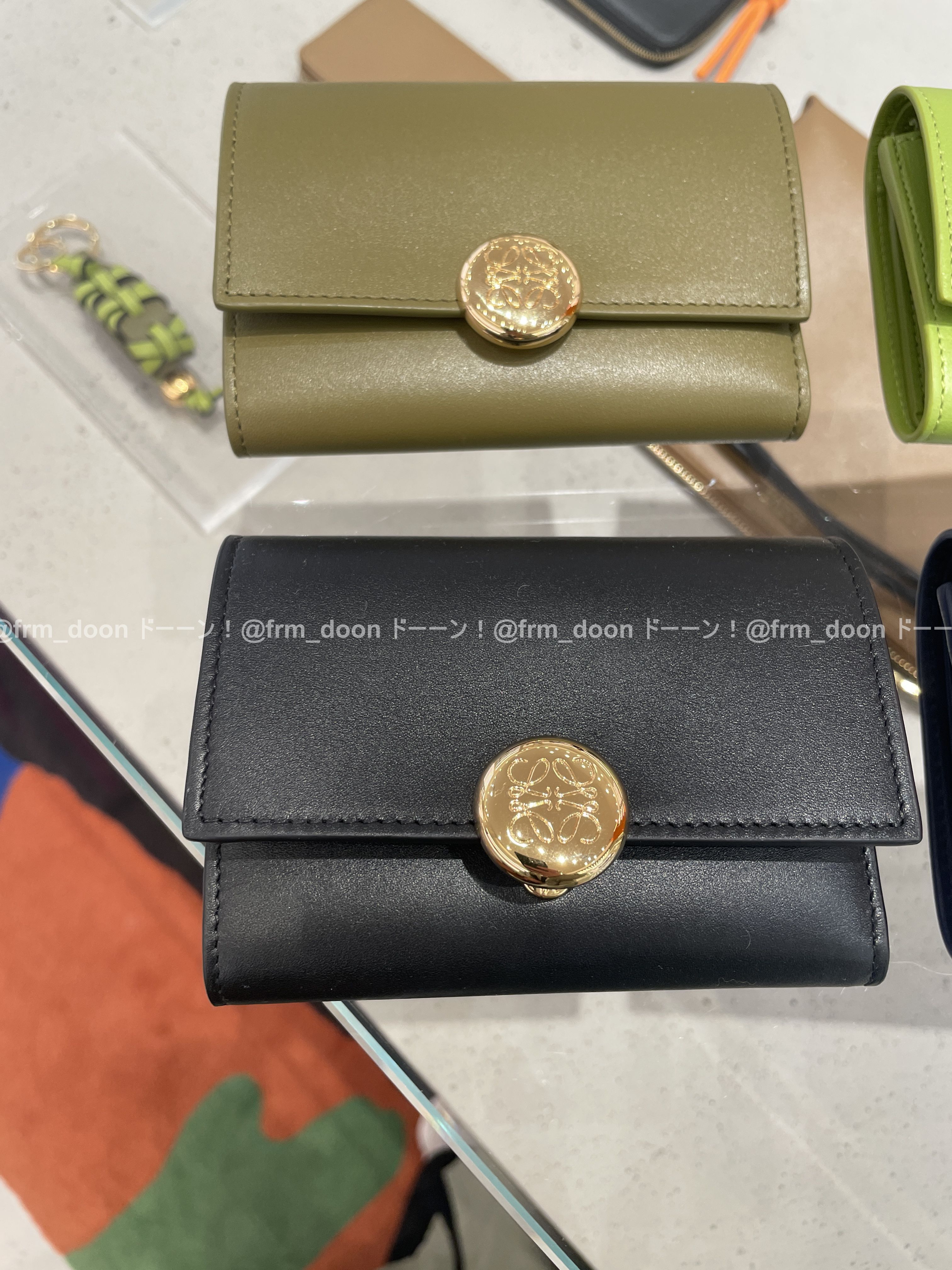 LOEWE】新作 ぺブル バーティカル ウォレット スモール (LOEWE