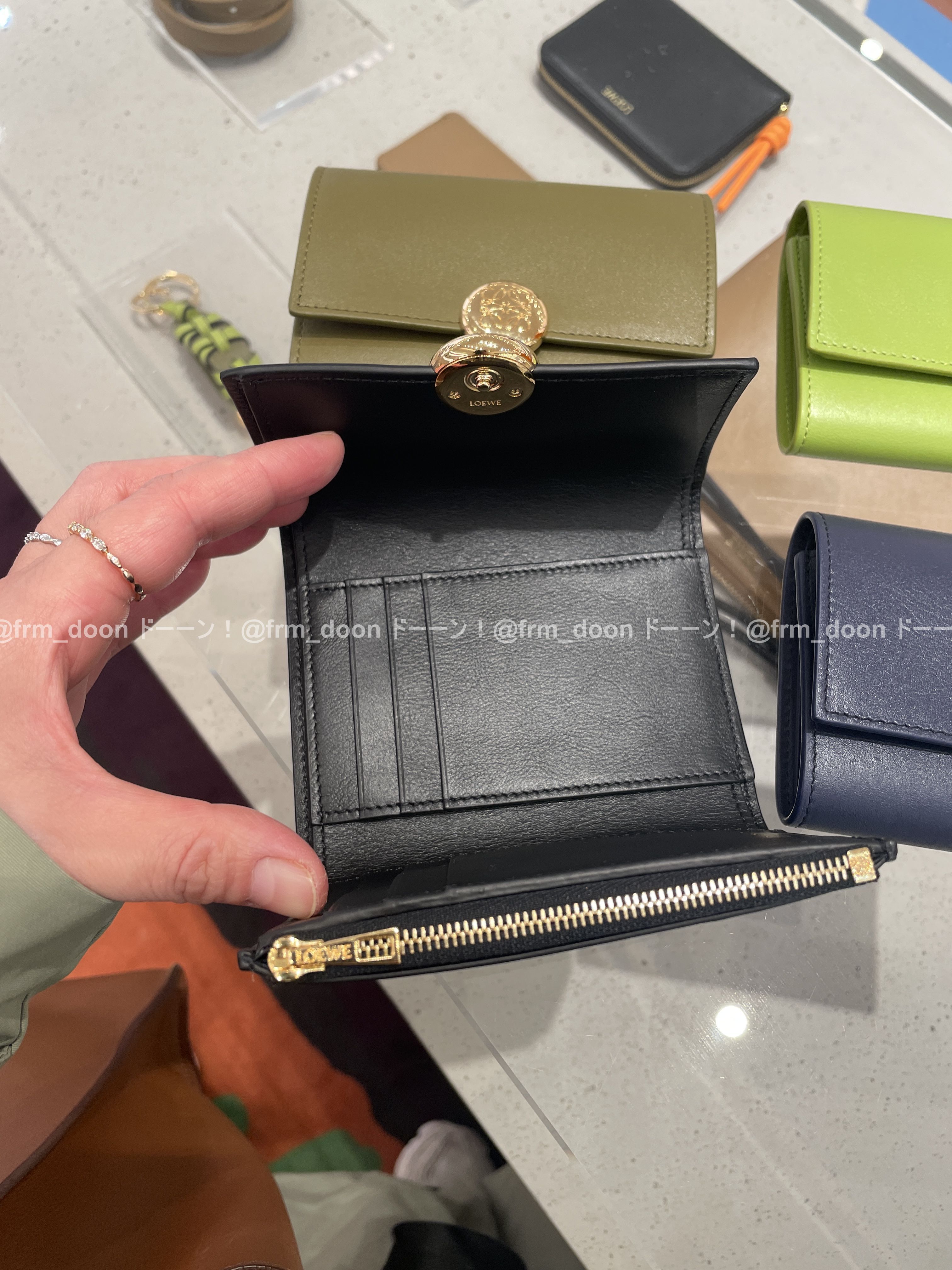 【LOEWE】新作 ぺブル バーティカル ウォレット スモール LOEWE☆ぺブル バーティカル ウォレット スモール (LOEWE