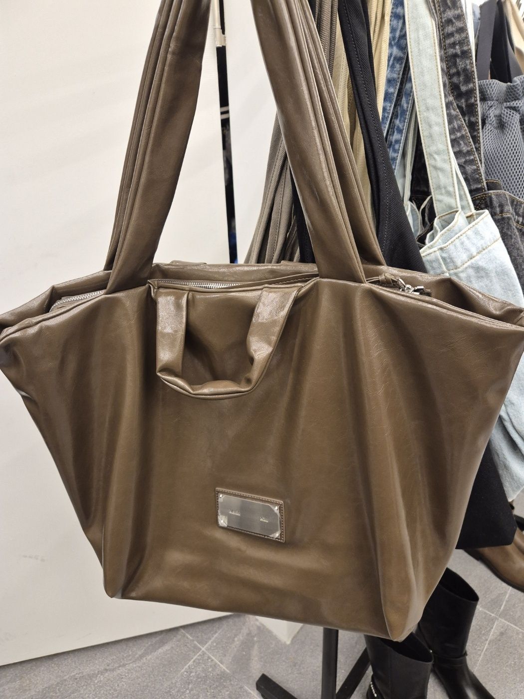 ショルダーバッグ・ポシェット [MATINKIM]embedded logo leather maxi bag in khaki brown ☆MATIN KIM ☆EMBOSSED LOGO LEATHER MAXI BAG (Matin Kim