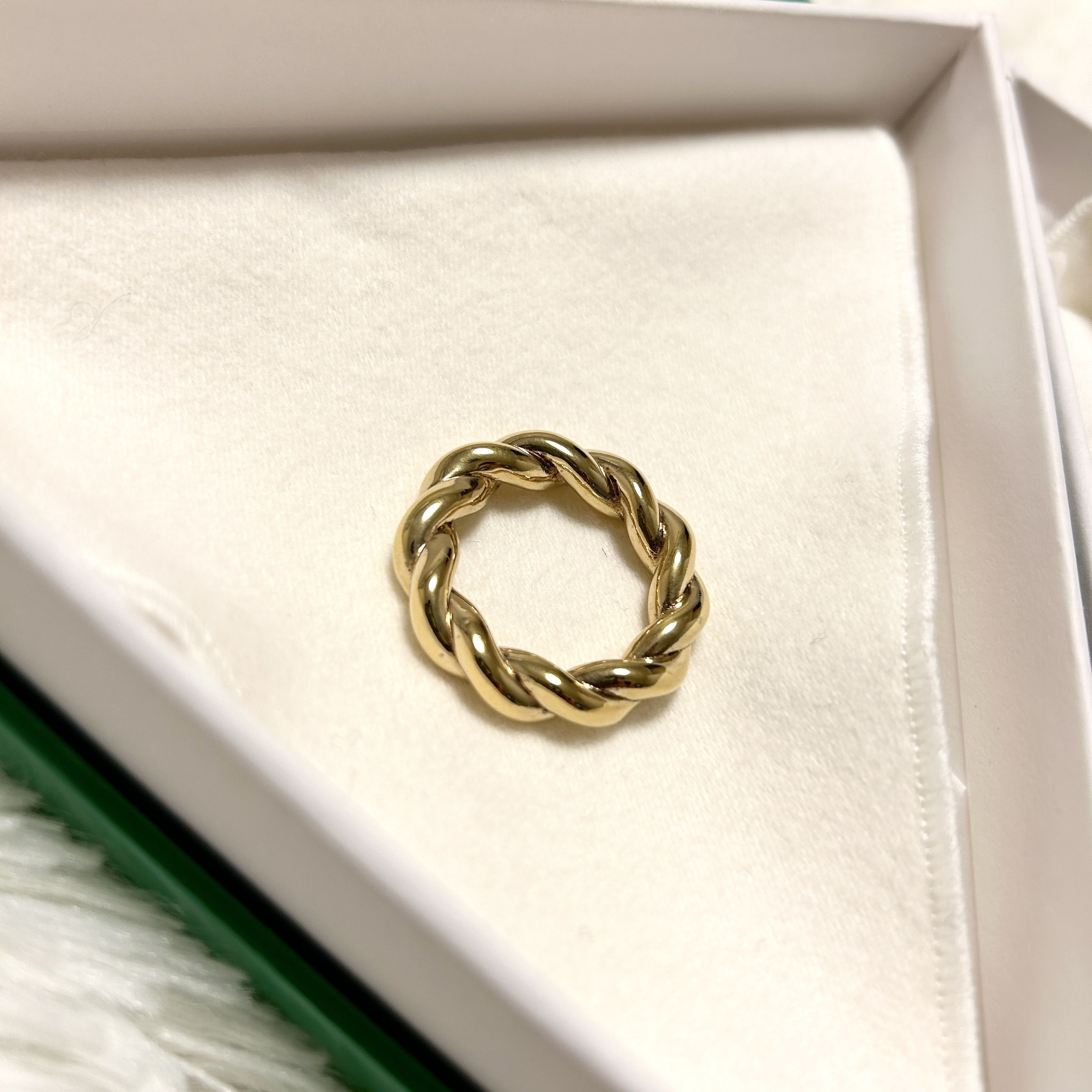【上品エレガンス】Bottega Veneta ツイストリング Bottega Veneta® Women's Twist Ring in Yellow gold. Shop