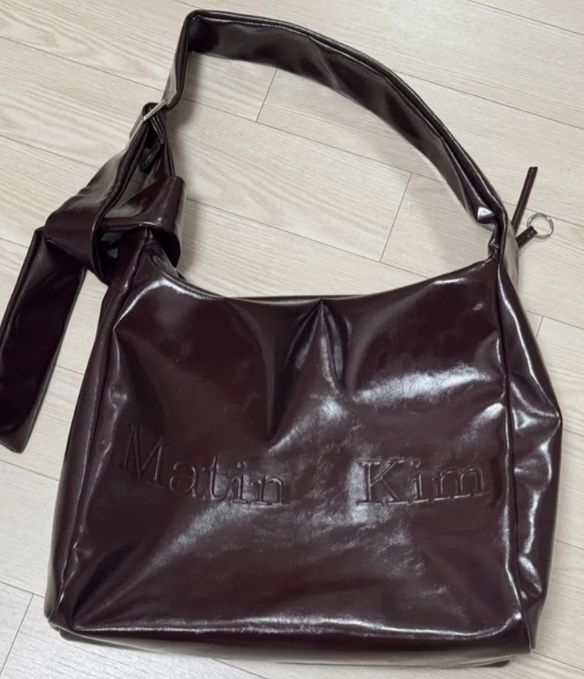 MATIN KIM【送料込】EMBOSSED LOGO LEATHER SHOULDER BAG (Matin