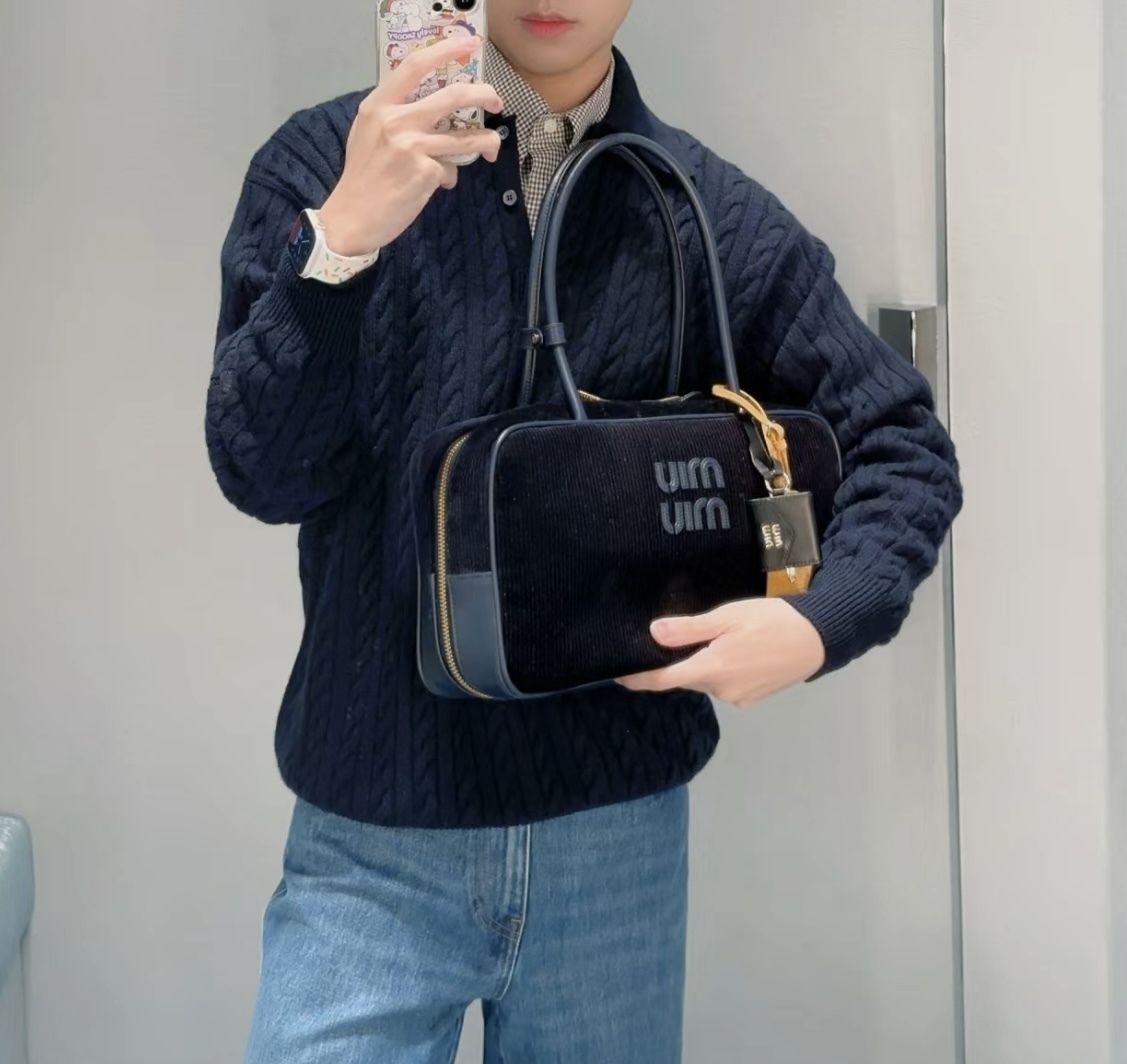 miumiu★ミュウミュウ コーデュロイ トップハンドル ボー バッグ メンズに人気《Miu Miu》Beauコーデュロイトップハンドルバッグ