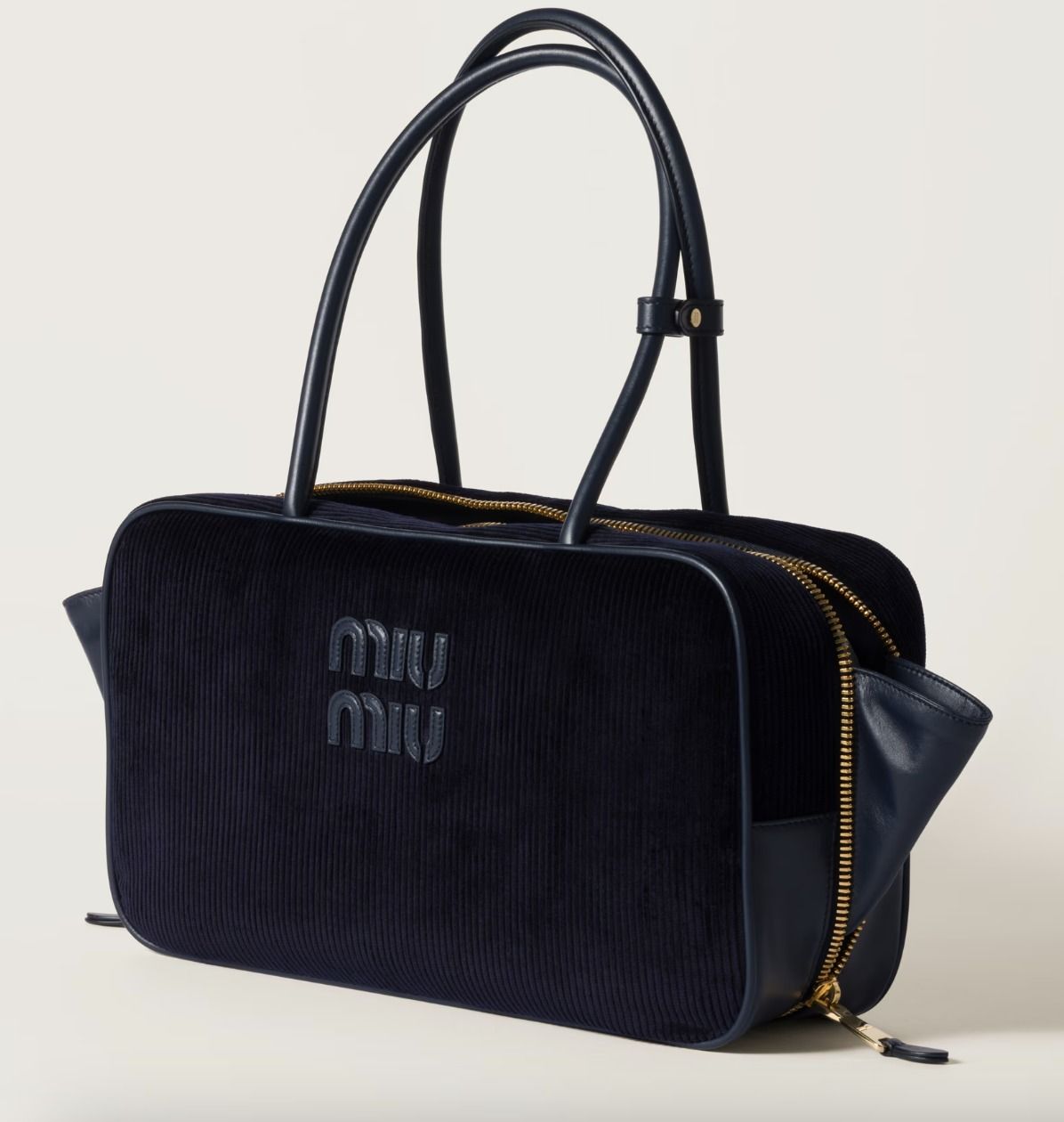 MIU MIU ロゴ付き コーデュロイ トップハンドル ボー バッグ メンズに人気《Miu Miu》Beauコーデュロイトップハンドルバッグ