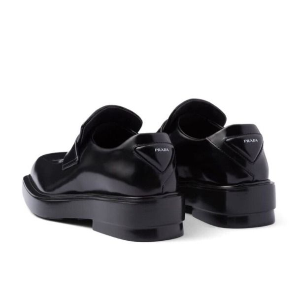PRADA】三角ロゴ スクエアトゥ レザー ローファー【送関込 PRADA】三角ロゴ スクエアトゥ レザー ローファー【送関込