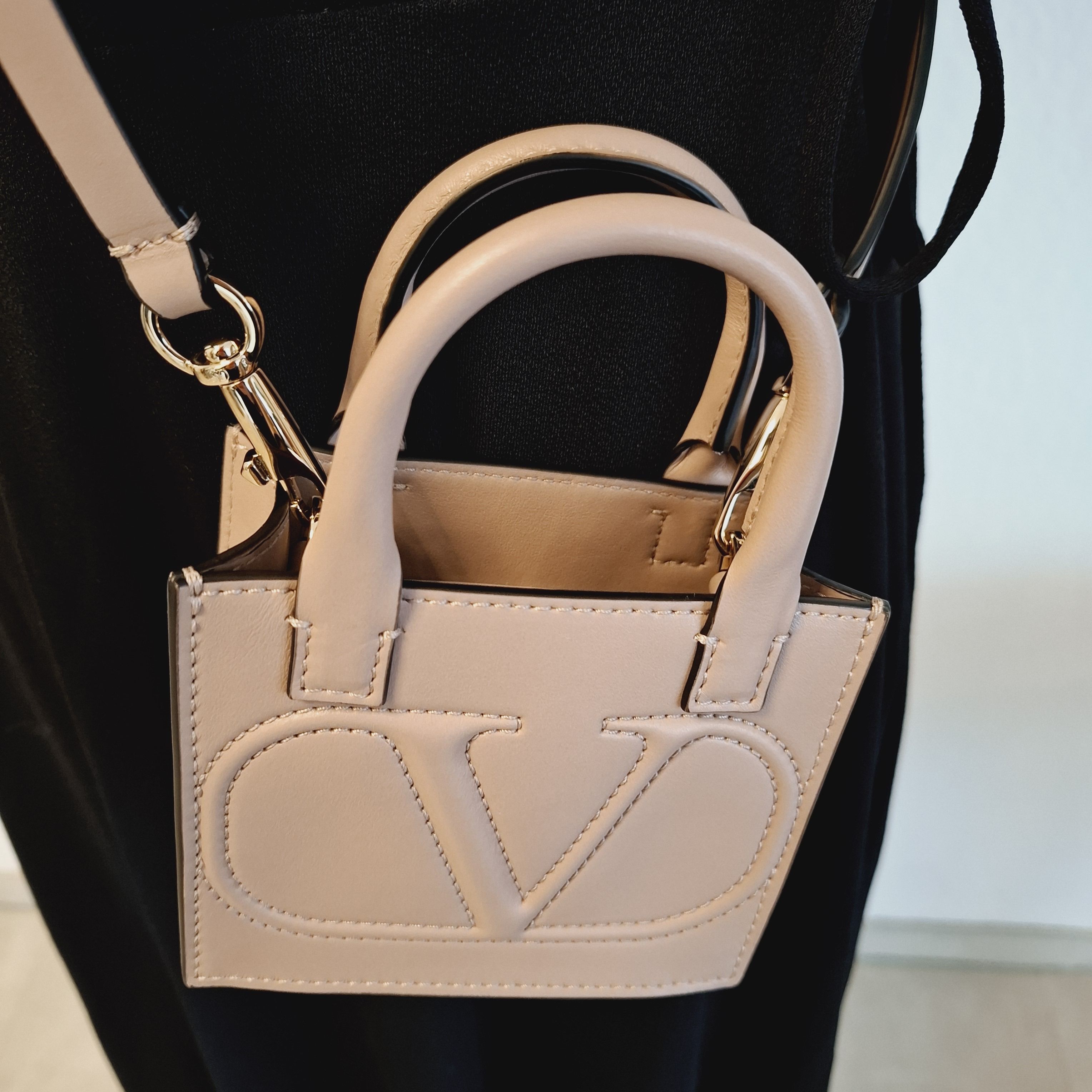 Valentino【関税込】VLOGO WALK スモール ショッピングバッグ Valentino Garavani VLogo Walk Crossbody Bag Pink Calf