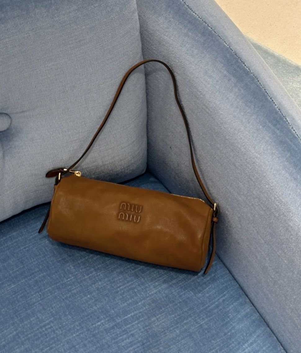 大人気 すぐ届く【MIUMIU】ナッパレザー ポーチ ショルダー すぐ届く☆国内発 MIUMIU ミュウミュウ ナッパレザー ミニポーチ