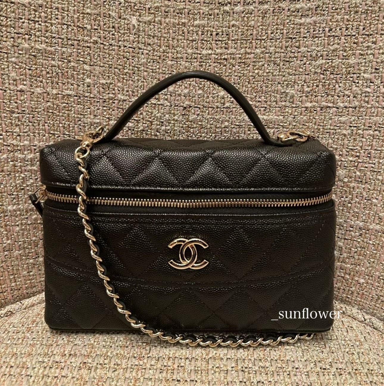 【25c】CHANEL チェーンクラッチ 限定ロゴお見逃しなく♡【 CHANEL 】チェーン クラッチ 25C