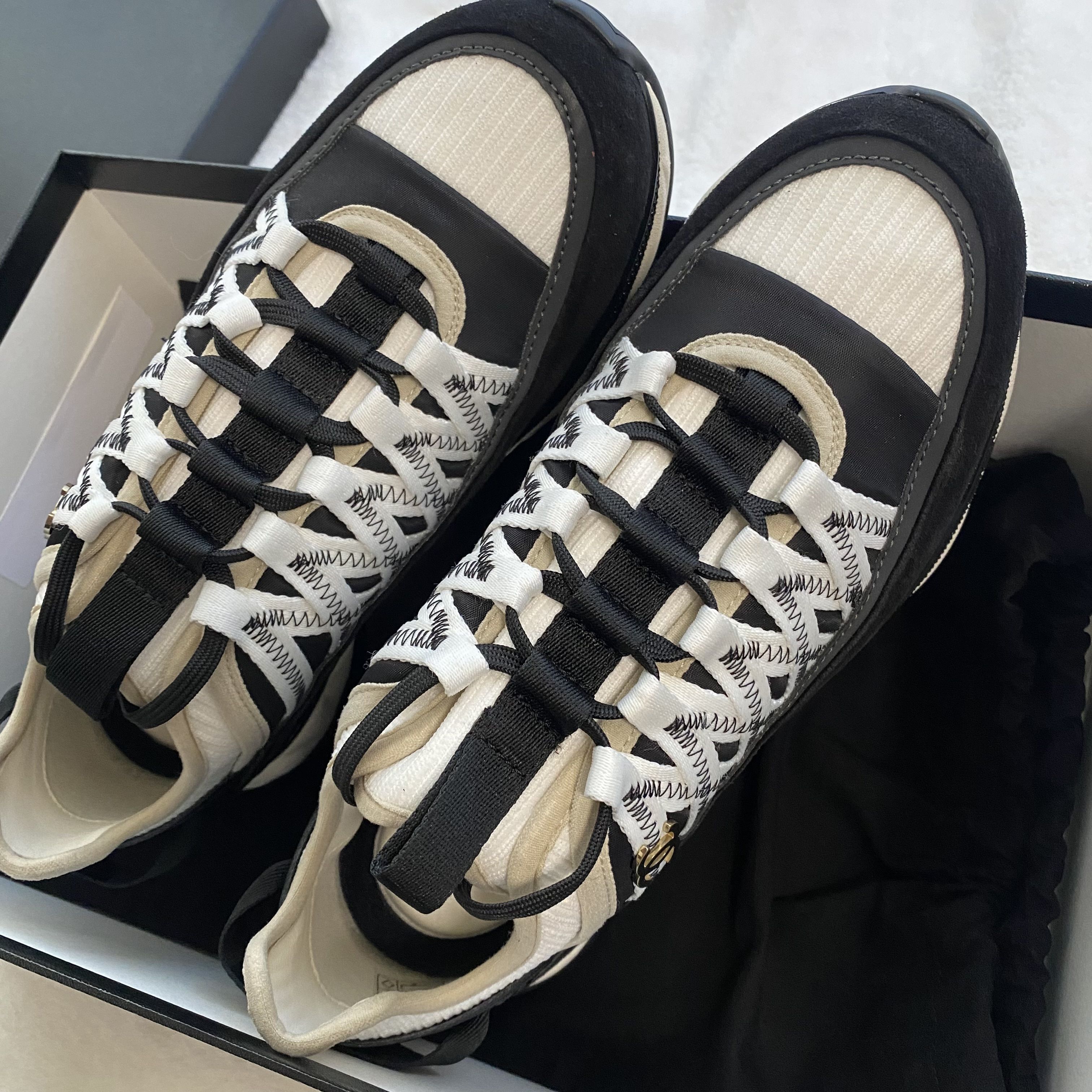 人気【CHANEL】モノトーン シャネルスニーカー CCマーク (CHANEL