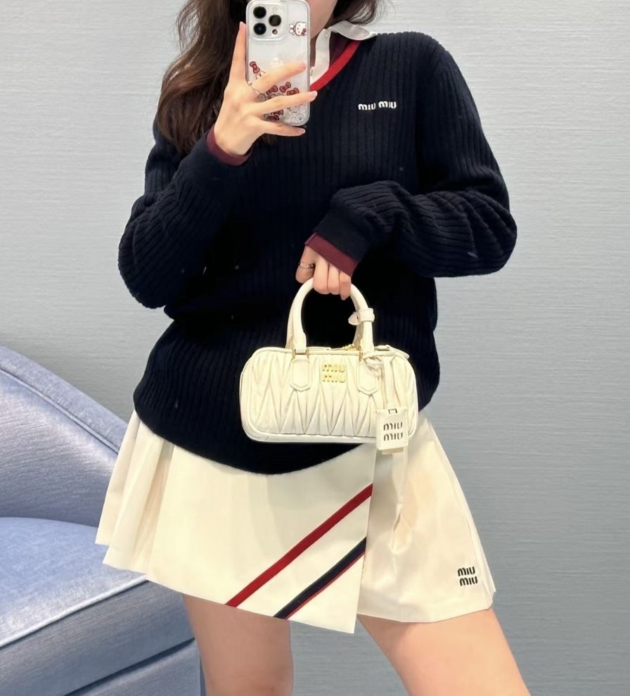 幅広く合わせやすい≪Miu Miu≫プリーツモヘア生地ミニスカート