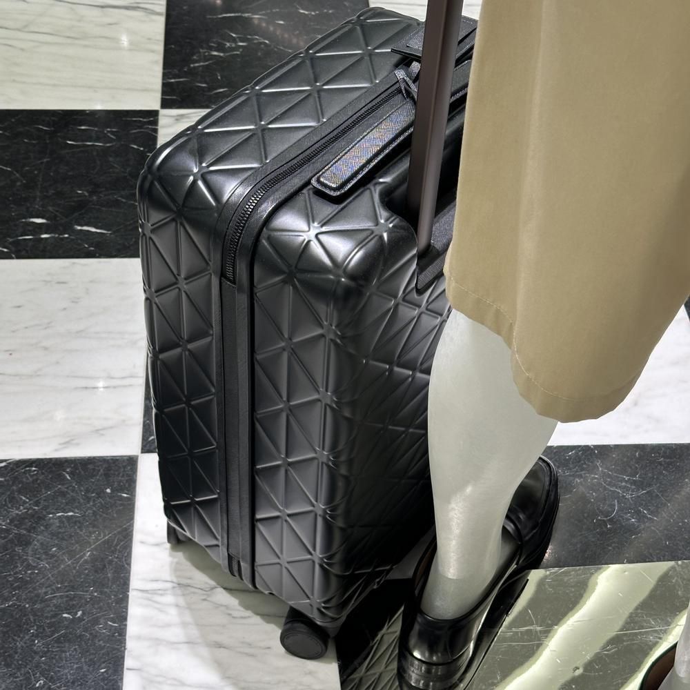 【メーカー包装済】 PRADA プラダ ポリカーボネート トロリー スーツケース 2VQ006 旅行かばん・小分けバッグ