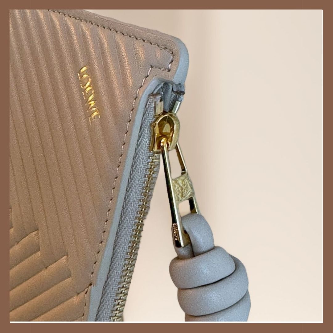 VIP価格.LOEWE ノット カード コイン ホルダー 関税送料込み すぐ届く【LOEWE】ノット コインカードホルダー 関税なし (LOEWE