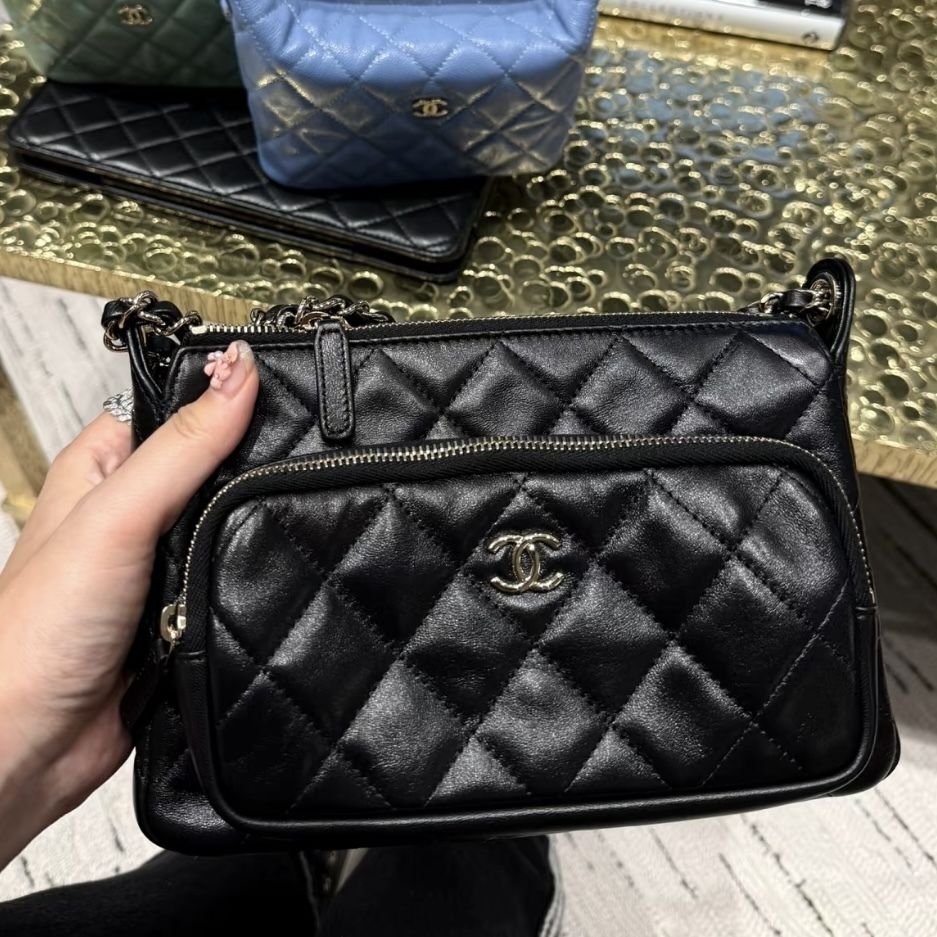 【光沢とディテールの高級感♪】CHANEL 25SS チェーン付ポーチ org.jpg