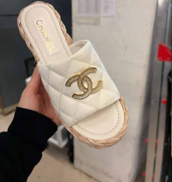 【モコモコ感がたまらない♡】CHANEL サンダル さりげないロゴ使いが可愛すぎ！！】CHANEL サンダル 3色