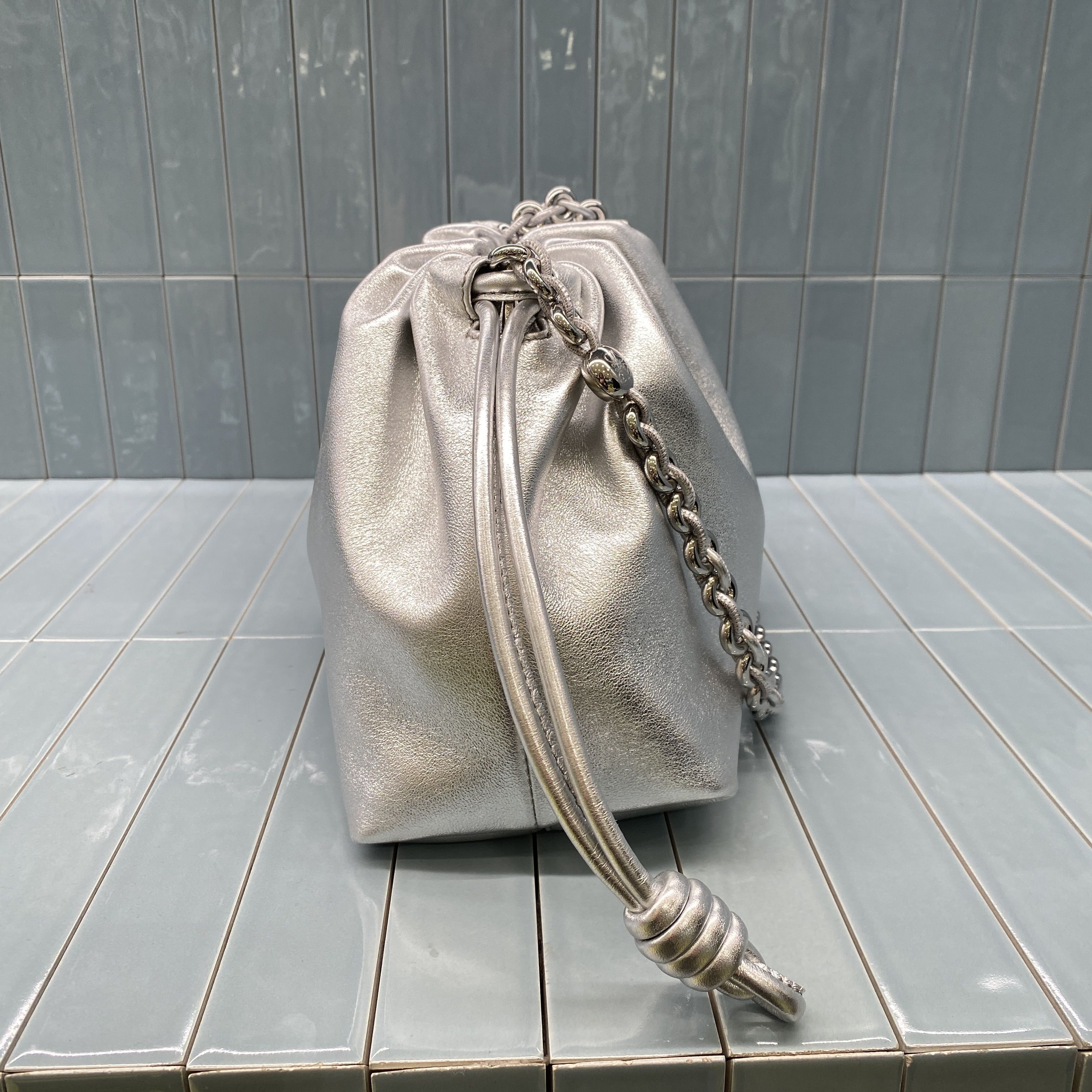 LOEWE☆フラメンコパースミディアム（ラミネートラム）シルバー