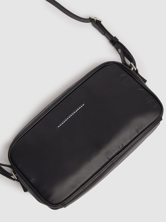 【MM6 MAISON MARGIELA】 ロゴプレート クロスボディバッグ 黒 MM6 MAISON MARGIELA ロゴプレート クロスボディバッグ (MM6