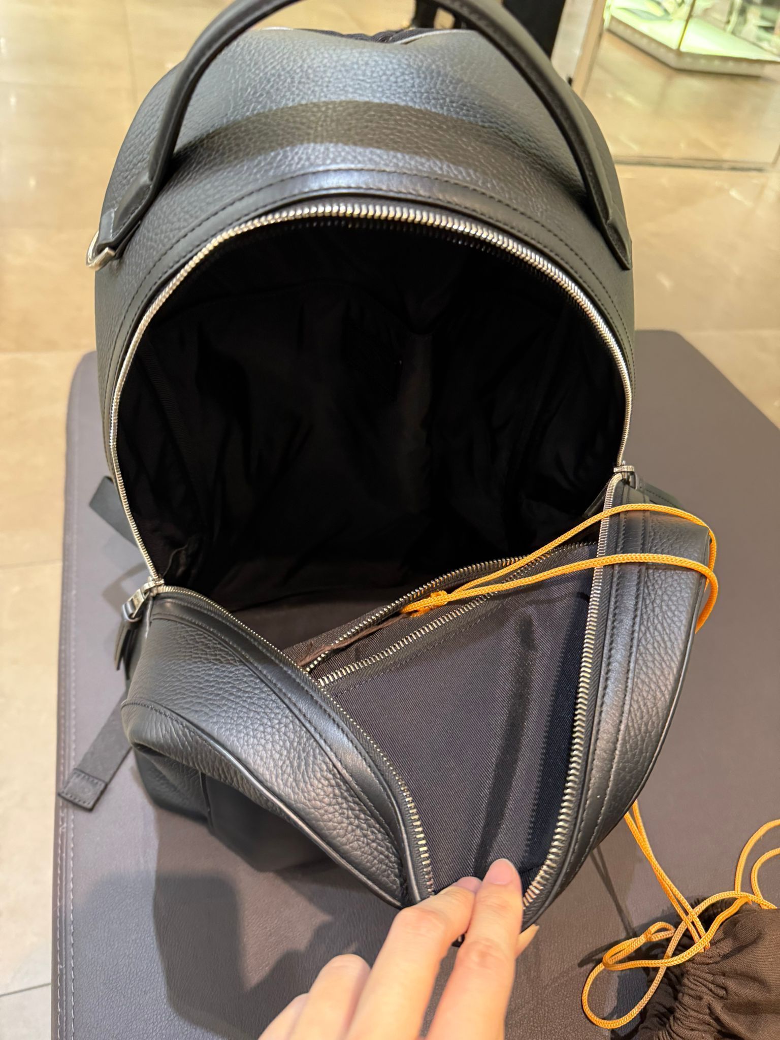 TOD'S トッズ リュックサック レザー ロゴ金具 ロゴ型押し A4対応