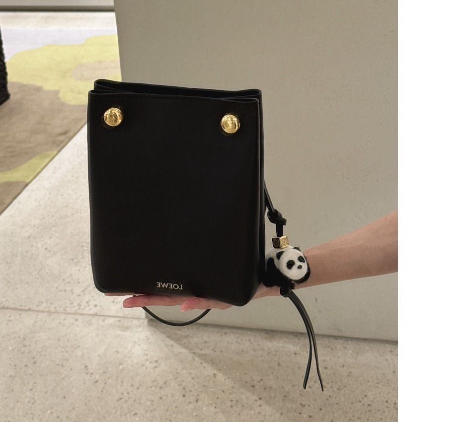 現地価格！】LOEWE PEBBLE（ロエベ ぺブル)ペブルポーチバッグ