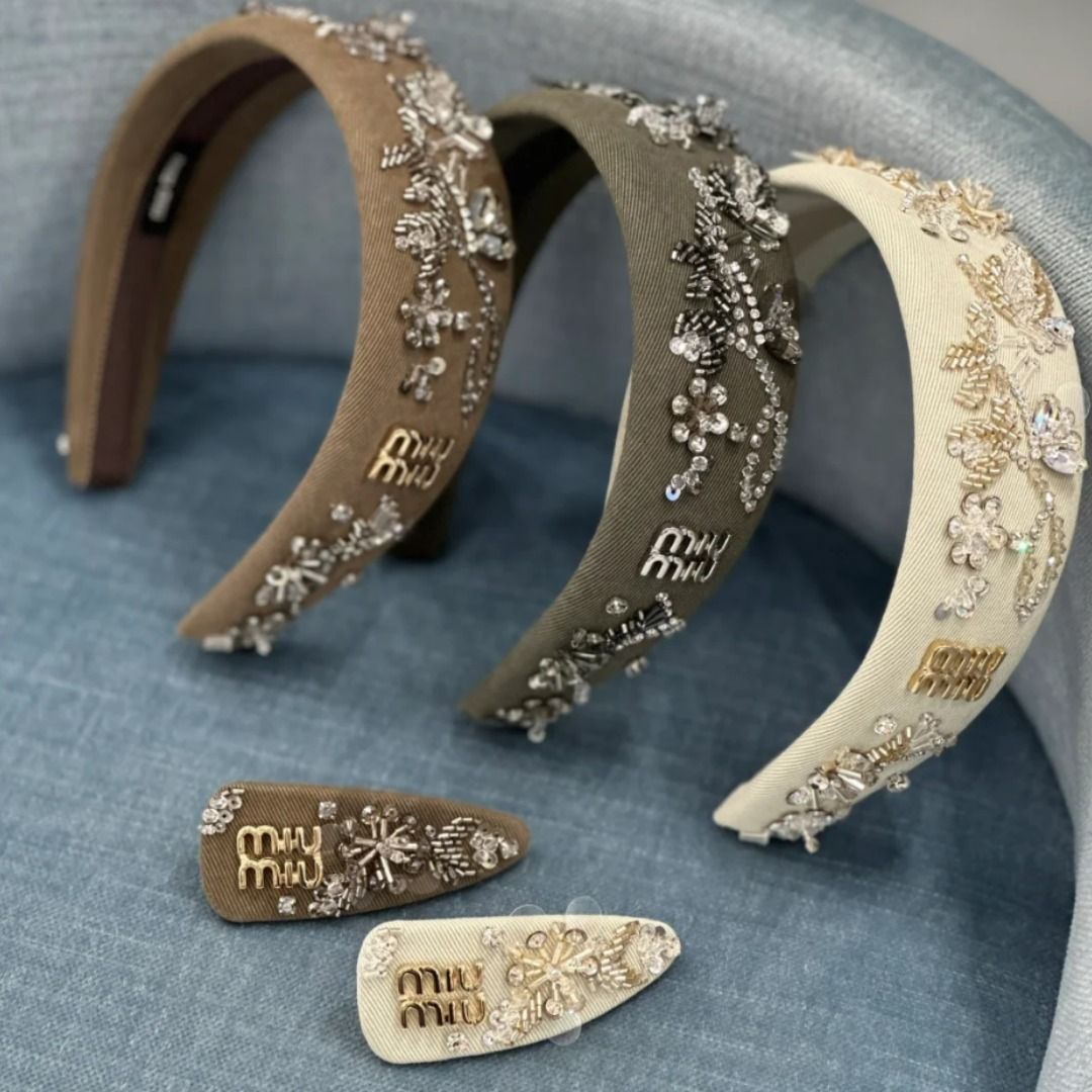 新作！周りと差がつく】MIUMIU ビジュー刺繍入り カチューシャ