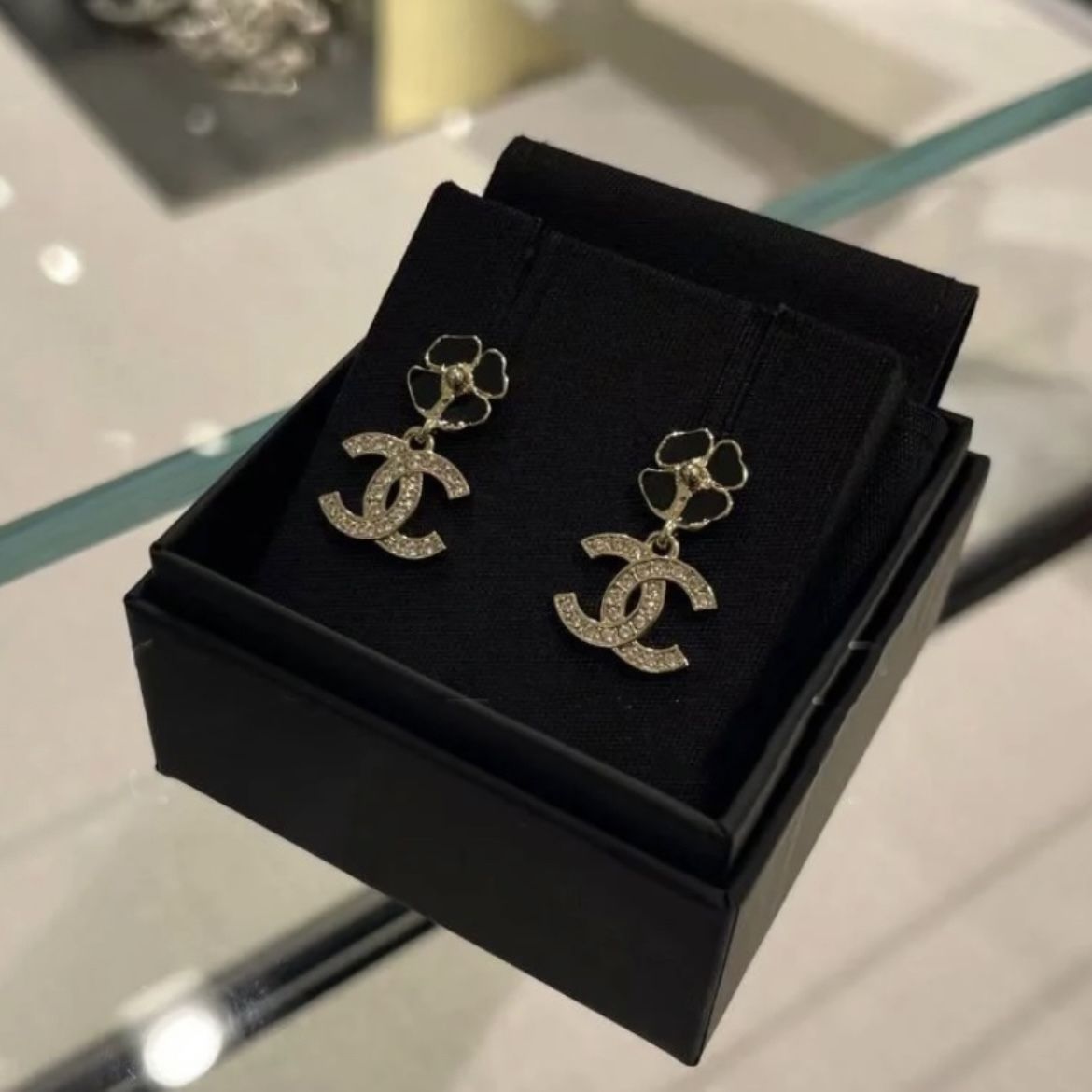 揺れるクローバー☆25P【CHANEL】シャネル ロゴ ロング ピアス 揺れるクローバー☆25P【CHANEL】シャネル ロゴ ロング ピアス