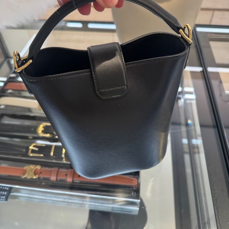 ★2WAYで使えて人気★【CELINE】美レザー ルイーズ ミニ ☆2WAYで使えて人気☆【CELINE】美レザー ルイーズ ミニ (CELINE