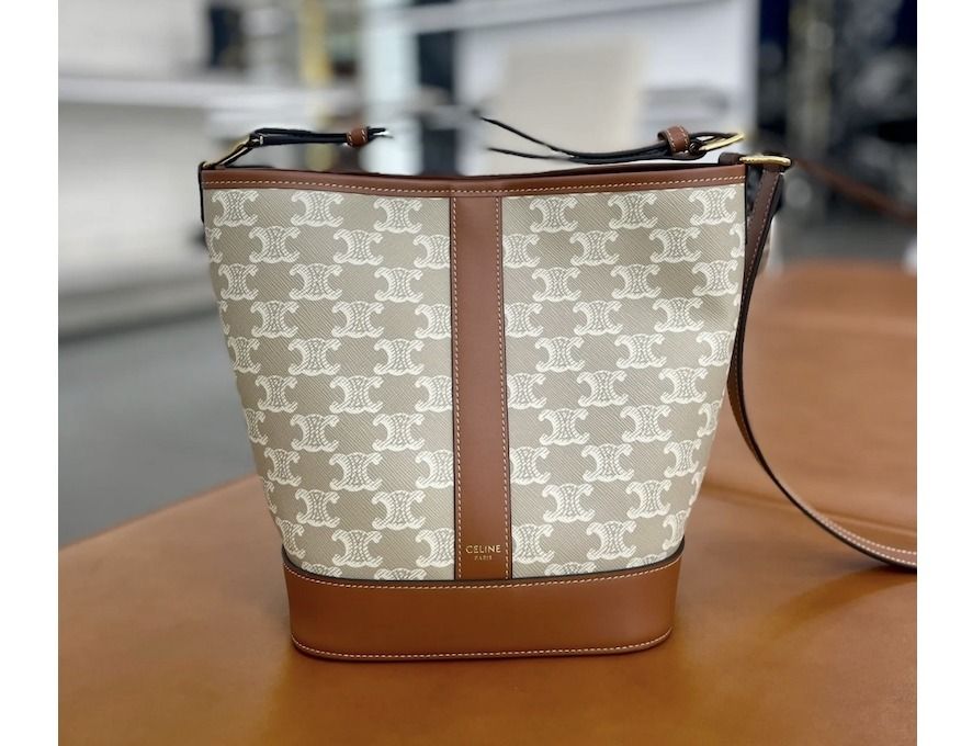 [VIPセール] CELINE セリーヌ Small Cabas Triomphe バッグ Celine Small Cabas Triomphe Canvas Alfskin Grege 115082FLC