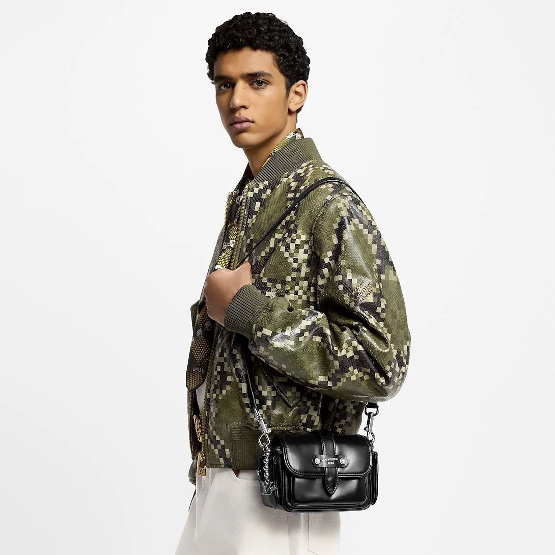 ◆ゆったり感【 LV 】カーゴ・ウェアラブル ウォレット 男女問わず◎】LouisVuitton カーゴ ウェアラブル ウォレット