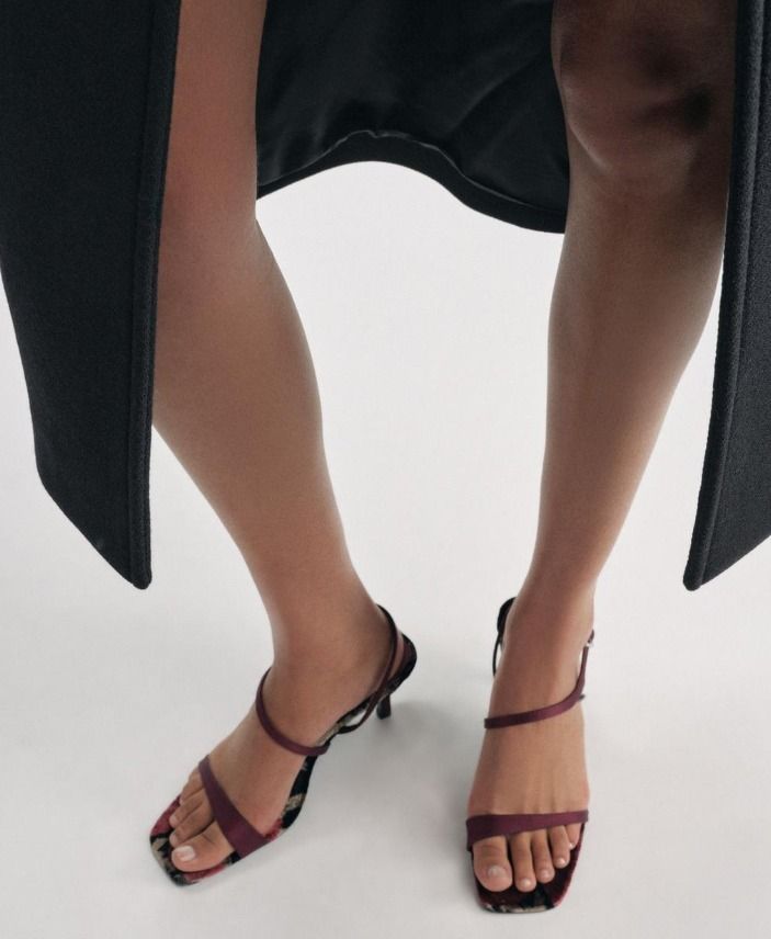スペイン発送 ZARA 鮮やかなディテールのサンダル 上品シンプル スペイン発送 ZARA ベルベットドローイングヒールサンダル 新作