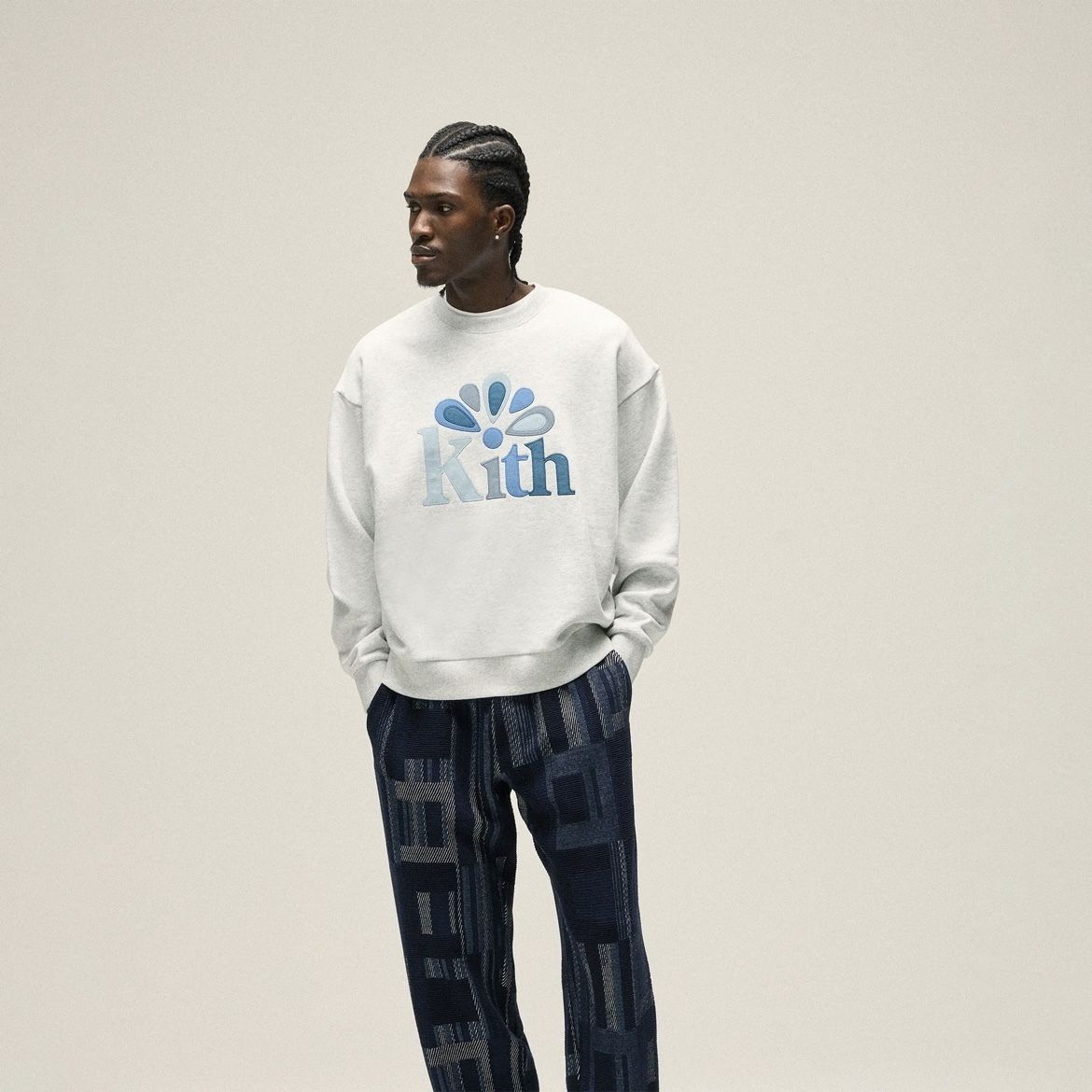関税込【KITH NYC】Serif Applique Nelson Crewneck (KITH NYC