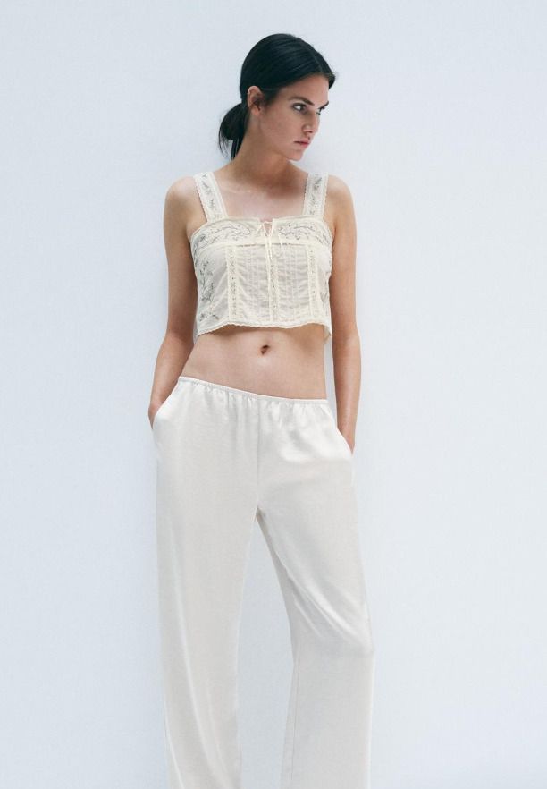 スペイン発送 ZARA トップの花の刺繍ビーズ 上品カジュアル 新作