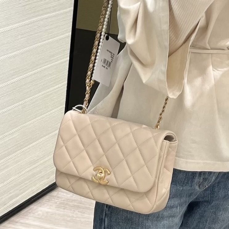 パールチェーンが上品♪【CHANEL】25P ミニ フラップバッグ