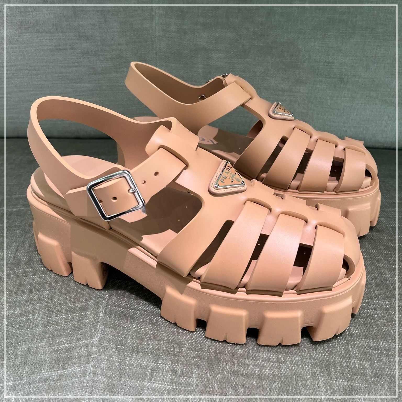 PRADA モノリスラバーサンダル