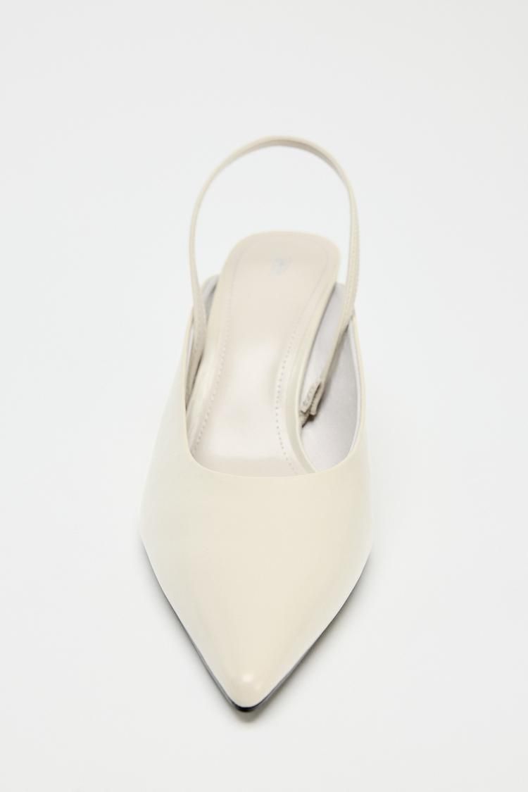 【ZARA】ビニールバックル スリングバックシューズ|2251/510/001 ビニールバックル スリングバックシューズ - ホワイト | ZARA