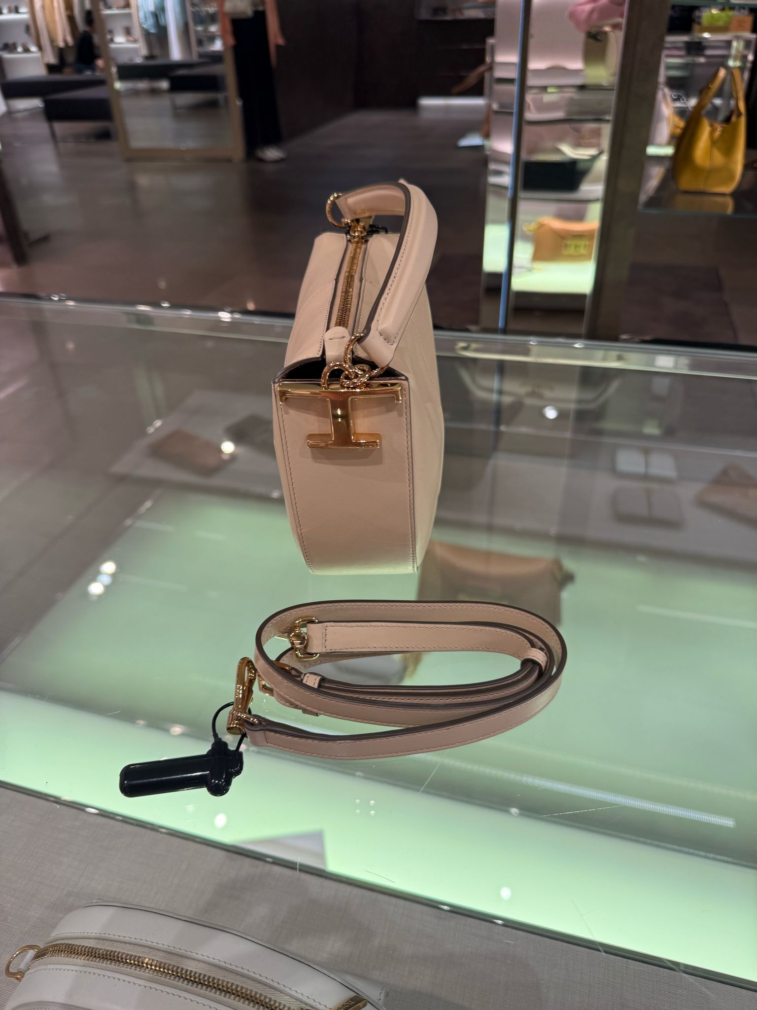 ☆VIPセール☆【TOD'S】ZIP ショルダーバック スモール 送料込み VIP特価セール【TOD'S】HOBO ZIP ショルダーバッグ 斜めかけ可