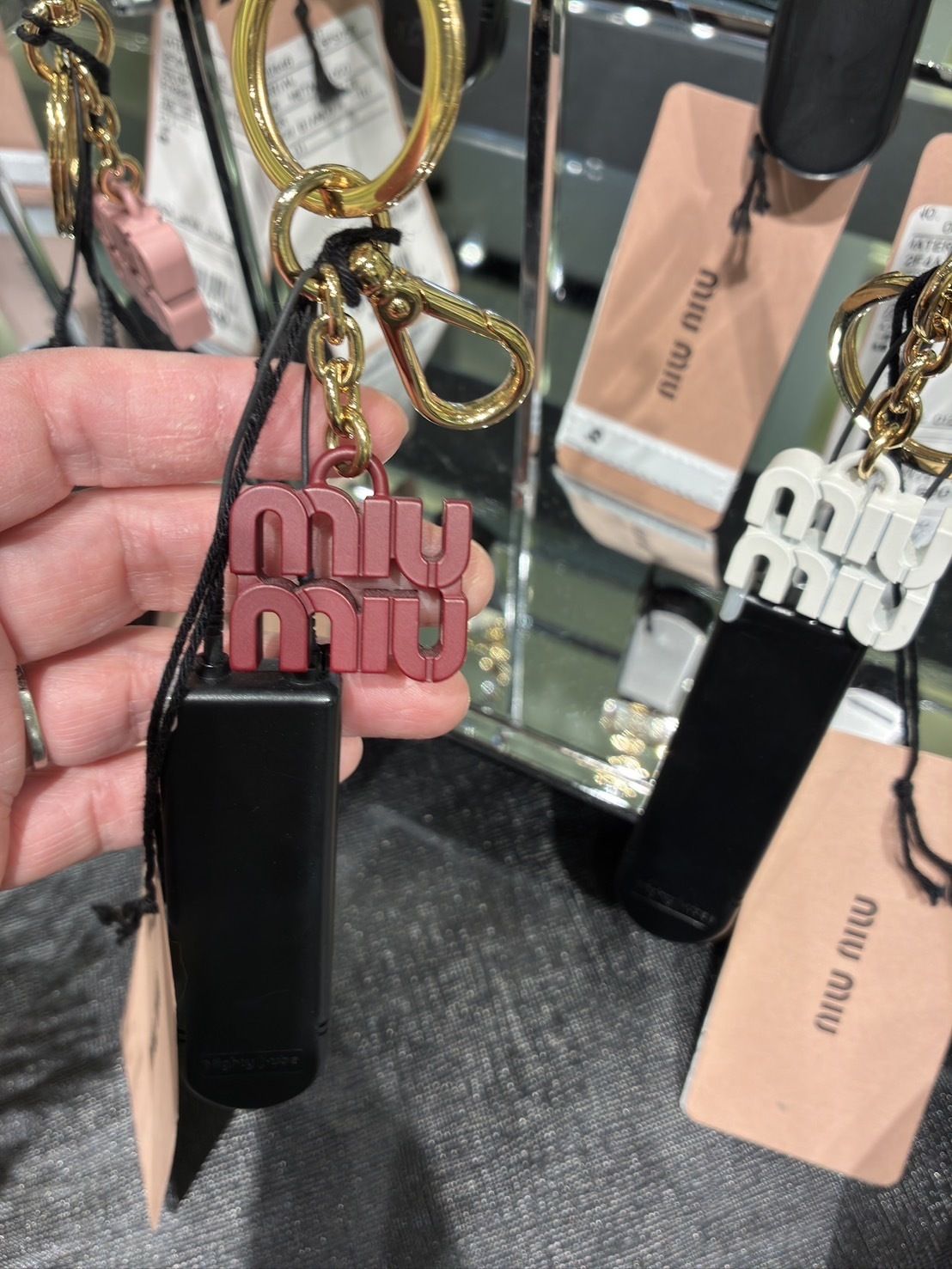 すぐ届く！miumiu キーリング  キーホルダー ロゴ すぐ届く！直営店買付】MIUMIU ロゴ キーリング (MiuMiu