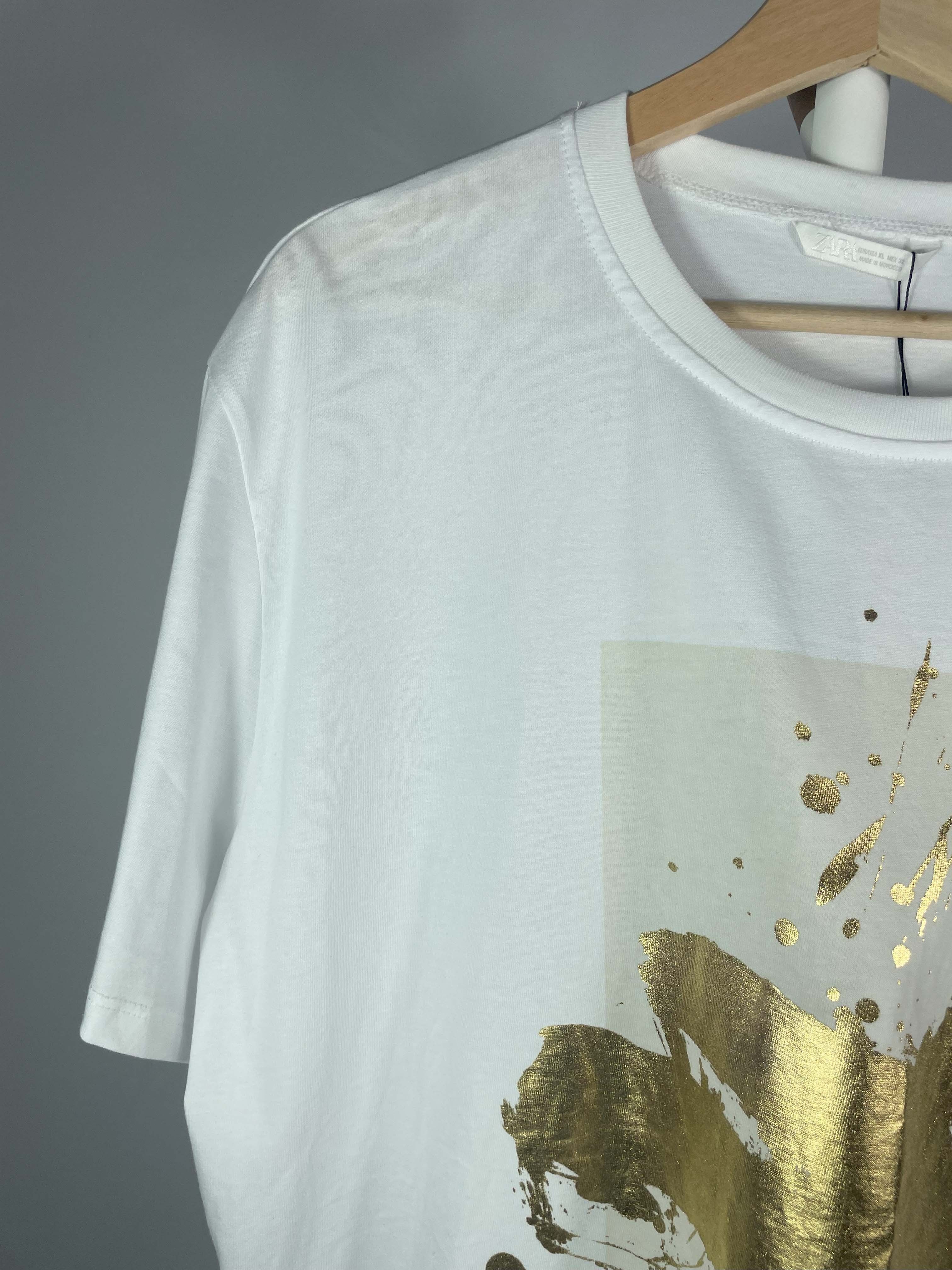 スペイン発送 ZARA メタリックグラフィックTシャツ カジュアル ZARA】メタリックグラフィックTシャツ ゴールド 5644/184/303
